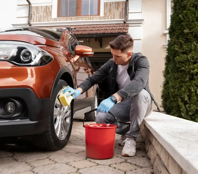 Lavage auto à domicile Verdun-sur-le-Doubs : professionnel intervenant sur un véhicule
